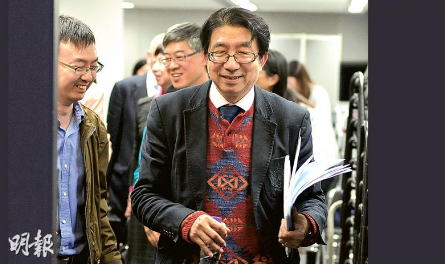 教育人員專業議會主席鄒秉恩(前)表示,隨着時代變遷,有「新事物」出現,議會決定將部分守則重新編排,並增加實務指引和例子,希望執行守則的同工有更清晰指引,希望可在今年4月前將有關修訂的建議交予教育局。(鍾林枝攝) 教育人員專業議會主席鄒秉恩(前)表示,隨着時代變遷,有「新事物」出現,議會決定將部分守則重新編排,並增加實務指引和例子,希望執行守則的同工有更清晰指引,希望可在今年4月前將有關修訂的建議交予教育局。(鍾林枝攝)