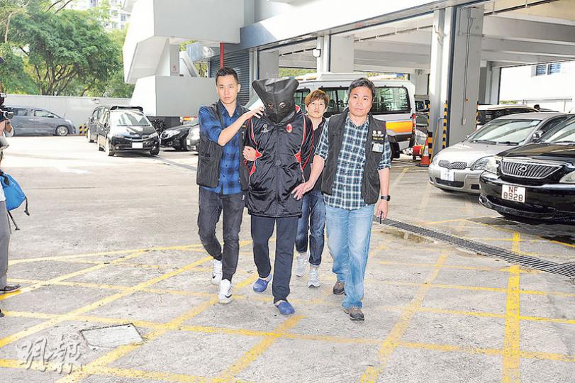 警方在上水拘捕一對涉案母子及檢獲7條金條。圖為被捕男子由探員押返警署扣查。(衛永康攝)行動中,警方分別在被捕疑犯身上及其母親寓所內檢獲7條金條贓物(圖)。(衛永康攝) 警方在上水拘捕一對涉案母子及檢獲7條金條。圖為被捕男子由探員押返警署扣查。(衛永康攝)行動中,警方分別在被捕疑犯身上及其母親寓所內檢獲7條金條贓物(圖)。(衛永康攝)