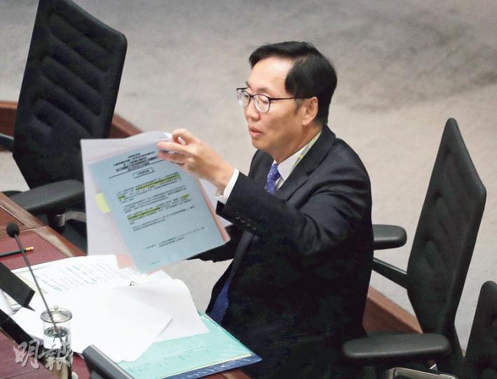 財委會主席陳健波可能開會開得太耐,處理議員朱凱廸嘅動議時,就口快快將「提交咗」講成「提X(粗口諧音)咗」,搞到議事廳班議員齊齊大笑。(李紹昌攝) 財委會主席陳健波可能開會開得太耐,處理議員朱凱廸嘅動議時,就口快快將「提交咗」講成「提X(粗口諧音)咗」,搞到議事廳班議員齊齊大笑。(李紹昌攝)