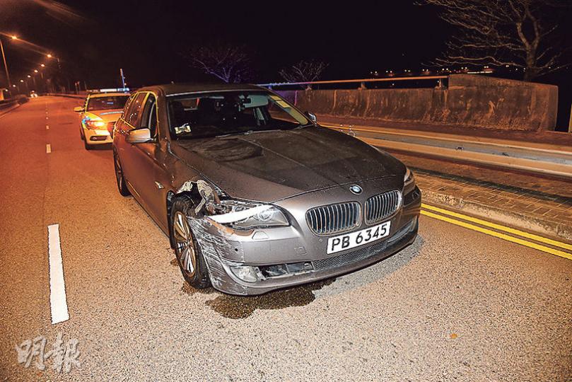 警方寶馬「隱形戰車」右車頭損毁,停在路邊等候拖走維修。(蔡方山攝)涉案瘋狂駕駛的七人車逃至青山公路青龍頭迴旋處時,先後與警方隱形戰車及一輛的士碰撞,其中隱形戰車失控剷上行人路,撞塌一個路標牌。(蔡方山攝) 警方寶馬「隱形戰車」右車頭損毁,停在路邊等候拖走維修。(蔡方山攝)涉案瘋狂駕駛的七人車逃至青山公路青龍頭迴旋處時,先後與警方隱形戰車及一輛的士碰撞,其中隱形戰車失控剷上行人路,撞塌一個路標牌。(蔡方山攝)