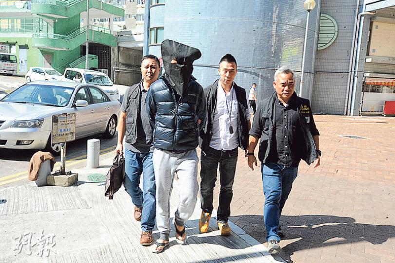 警方破獲利用債仔馬會「智財咭」戶口洗黑錢的高利貸集團,拘捕7人,其中一人昨被押返柴灣寓所搜查。(衛永康攝) 警方破獲利用債仔馬會「智財咭」戶口洗黑錢的高利貸集團,拘捕7人,其中一人昨被押返柴灣寓所搜查。(衛永康攝)