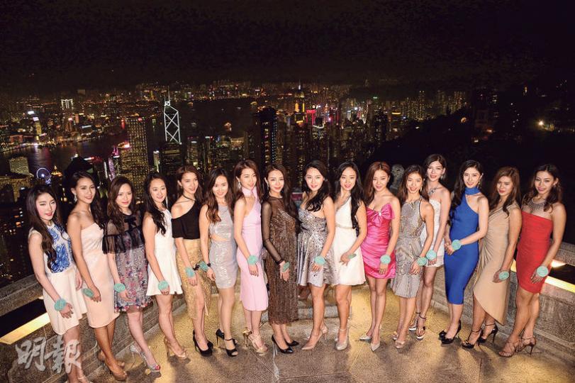 16名中華小姐候選佳麗前晚到山頂欣賞香港夜景,她們均讚香港夜景好美麗。(攝影﹕梁楠迺)馮盈盈(左)與吉隆坡佳麗林宣妤(右)特別好傾。(攝影﹕梁楠迺) 16名中華小姐候選佳麗前晚到山頂欣賞香港夜景,她們均讚香港夜景好美麗。(攝影﹕梁楠迺)馮盈盈(左)與吉隆坡佳麗林宣妤(右)特別好傾。(攝影﹕梁楠迺)