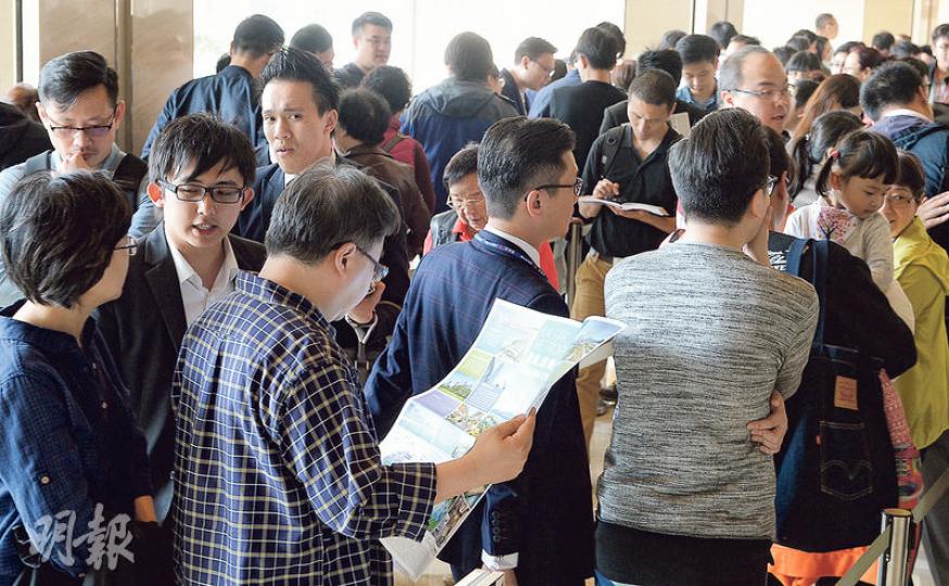 啟德一號II昨日睇樓客不絕,據悉項目過去兩日已錄逾1000票,超額7倍,更有一組買家連入14票,務求搶購單位。(劉焌陶攝) 啟德一號II昨日睇樓客不絕,據悉項目過去兩日已錄逾1000票,超額7倍,更有一組買家連入14票,務求搶購單位。(劉焌陶攝)