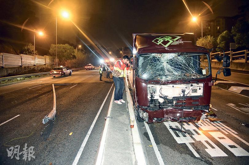貨車失控連掃30米鐵欄後車頭盡毁,一條被撞斷的燈柱飛彈對面線,再累及兩車相撞,事件中共3人受輕傷。(蔡方山攝)輾過攔路燈柱的私家車失控撞向的士,左邊車頭損毁。(蔡方山攝) 貨車失控連掃30米鐵欄後車頭盡毁,一條被撞斷的燈柱飛彈對面線,再累及兩車相撞,事件中共3人受輕傷。(蔡方山攝)輾過攔路燈柱的私家車失控撞向的士,左邊車頭損毁。(蔡方山攝)