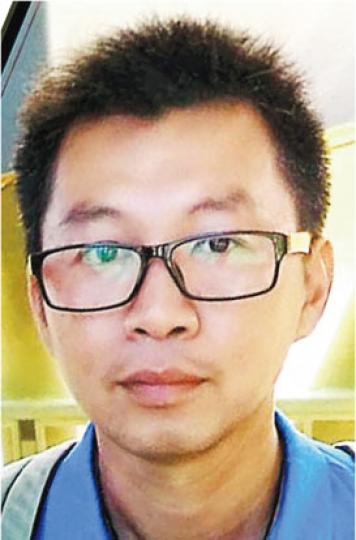 教育局長吳克儉昨晨出席立法會就防止學生自殺報告的公聽會(左圖左),其間其座位前方被人放上以紀念自殺學童的十字架,亦有團體代表走向他面前反映意見;吳克儉(右圖前排右一)昨午未有出席第二節公聽會,而出席了特首梁振英(右圖左一)及中聯辦副主任林武等官員擔任主禮的「2017香港義工聯盟傑出義工嘉許禮」。(李紹昌攝) 教育局長吳克儉昨晨出席立法會就防止學生自殺報告的公聽會(左圖左),其間其座位前方被人放上以紀念自殺學童的十字架,亦有團體代表走向他面前反映意見;吳克儉(右圖前排右一)昨午未有出席第二節公聽會,而出席了特首梁振英(右圖左一)及中聯辦副主任林武等官員擔任主禮的「2017香港義工聯盟傑出義工嘉許禮」。(李紹昌攝)