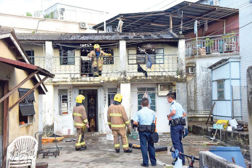 元朗崇正新村村屋火警救熄後,消防員相信因風扇短路引致起火,肇事村屋房間嚴重焚毁。(蔡方山攝) 元朗崇正新村村屋火警救熄後,消防員相信因風扇短路引致起火,肇事村屋房間嚴重焚毁。(蔡方山攝)