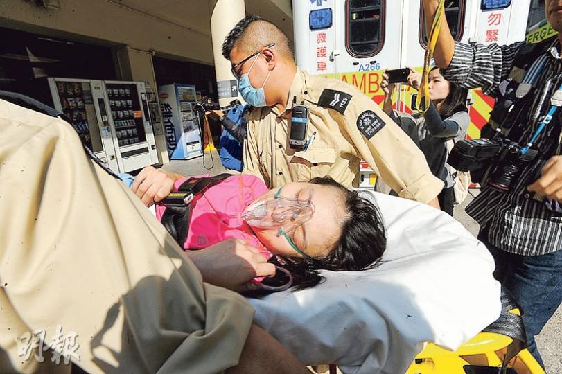 參加半馬的30歲女跑手跑至九龍灣消防局對開時，突然抽筋不適送院，於聯合醫院深切治療部留醫，情况嚴重。（衛永康攝）「AXA安盛香港街馬@九龍2017」昨日在觀塘舉行，1.1萬名跑手參加3個組別的賽事，其中337人曾經受傷或感到不適。（曾憲宗攝）