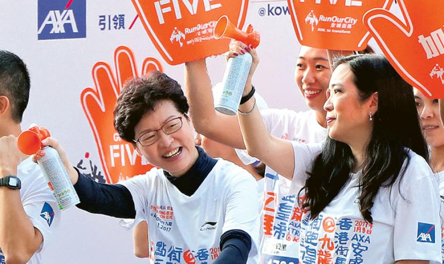 政務司長林鄭月娥（左）昨日出席街馬活動的起跑禮，面對記者追訪近10分鐘，並未回應與商界選委會面、西九故宮館爭議等問題。（曾憲宗攝）