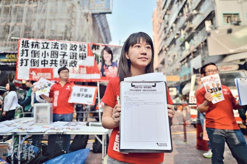 「社會主義行動」主席鄧美晶（圖）稱有意出戰立法會九龍西補選，佢噚日喺深水埗擺街站，收集簽名爭取支持。（馮凱鍵攝）