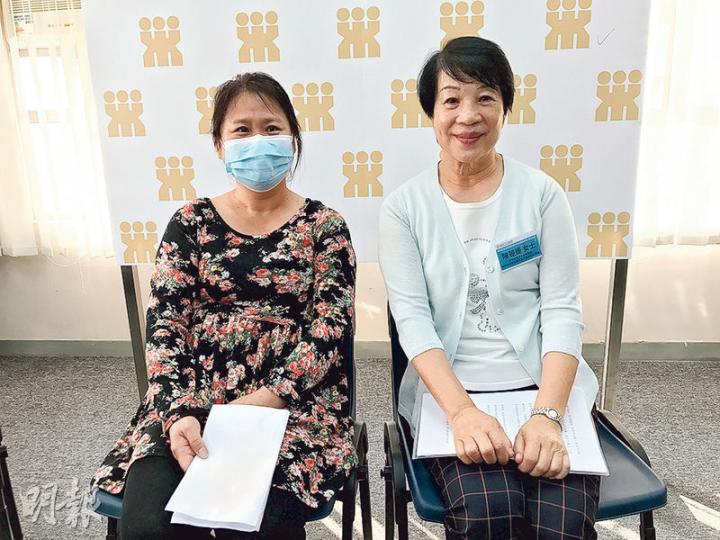 阿琴（左）曾因照顧思覺失調的兒子，感覺孤立無援，後來接受家屬支援服務，才學習到如何抒發壓力及與兒子溝通。右為另一名精神病康復者家屬陳女士。（勞敏儀攝）
