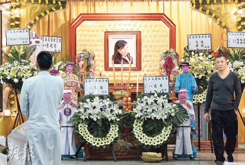 江湖人物「盲亨」詹昌盛（右）的15歲女兒詹詠嵐上月墮海身亡，昨日於紅磡世界殯儀館設靈，靈堂正中擺放詠嵐的照片，前方放置兩個由兄長致送的花圈。（伍浦鋒攝）