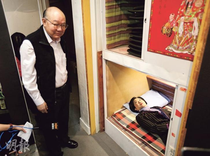 同參選特首的退休法官胡國興（左）和新民黨主席葉劉淑儀（右），昨在社協安排下到深水埗參觀模擬「棺材房」，葉太躺在牀上讓傳媒拍照，並指「棺材房」是富裕香港的一大諷刺，胡官則礙於身形，其後只能坐在牀上。上屆特首選舉，唐英年亦曾落區親臥板間房，昨日不少網民比較葉太和唐英年的「睡姿」，亦有人把葉太瞓棺材房的相「改圖」。 （曾憲宗攝）