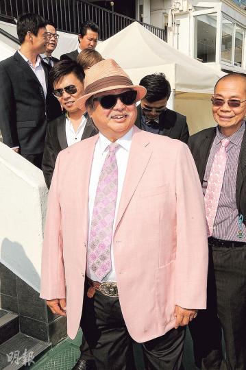 洪金寶愛駒「崇山寶」昨日出賽,可惜三甲不入,但剛度過65歲生日的他並未感到失望。(攝影/記者:林祖傑)洪金寶三代同堂慶祝他生日。(攝影/記者:林祖傑)甄子丹及蔡加讚昨日攜眷聯同外父入馬場。(攝影/記者:林祖傑) 洪金寶愛駒「崇山寶」昨日出賽,可惜三甲不入,但剛度過65歲生日的他並未感到失望。(攝影/記者:林祖傑)洪金寶三代同堂慶祝他生日。(攝影/記者:林祖傑)甄子丹及蔡加讚昨日攜眷聯同外父入馬場。(攝影/記者:林祖傑)