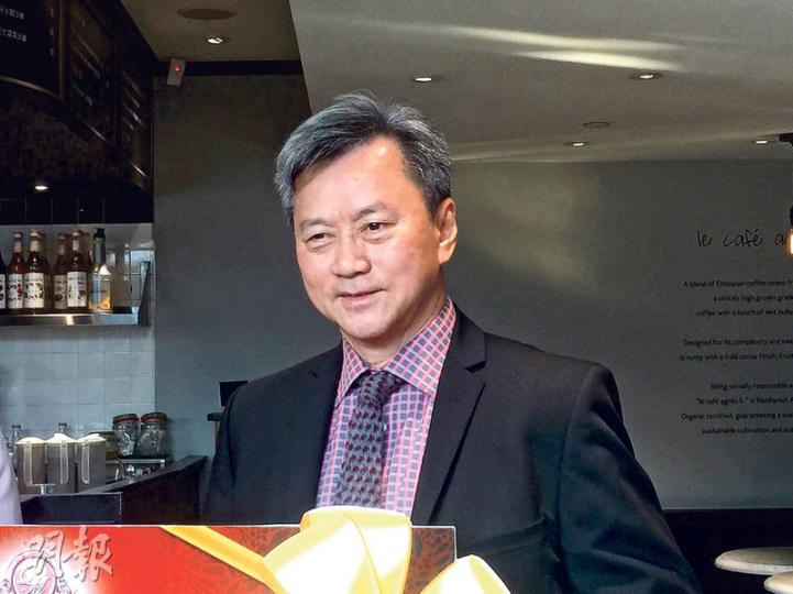 長實執行董事趙國雄昨於旗下樓盤記者會表示,希望下屆政府可少點樓市調控措施,着重土地供應,而集團正部署首季同步開售旗下3盤,認為愈多盤推,愈有利樓市。(方可兒攝) 長實執行董事趙國雄昨於旗下樓盤記者會表示,希望下屆政府可少點樓市調控措施,着重土地供應,而集團正部署首季同步開售旗下3盤,認為愈多盤推,愈有利樓市。(方可兒攝)