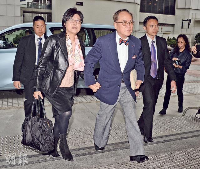 曾蔭權(右)與妻子鮑笑薇(左)於開庭前個多小時乘坐私家車抵達高等法院,他向記者說「早晨」後偕同其妻手牽手步入法院。(劉焌陶攝) 曾蔭權(右)與妻子鮑笑薇(左)於開庭前個多小時乘坐私家車抵達高等法院,他向記者說「早晨」後偕同其妻手牽手步入法院。(劉焌陶攝)