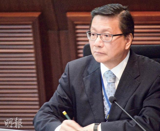 多名立法會議員批評房委會收緊富戶政策未有釐清細節,令不少公屋租戶擔心遭逼遷。運輸及房屋局長張炳良強調,公屋資源須公平合理地運用,房屋署會因應意見改善執行細節,目標是今年10月實施。(劉焌陶攝) 多名立法會議員批評房委會收緊富戶政策未有釐清細節,令不少公屋租戶擔心遭逼遷。運輸及房屋局長張炳良強調,公屋資源須公平合理地運用,房屋署會因應意見改善執行細節,目標是今年10月實施。(劉焌陶攝)