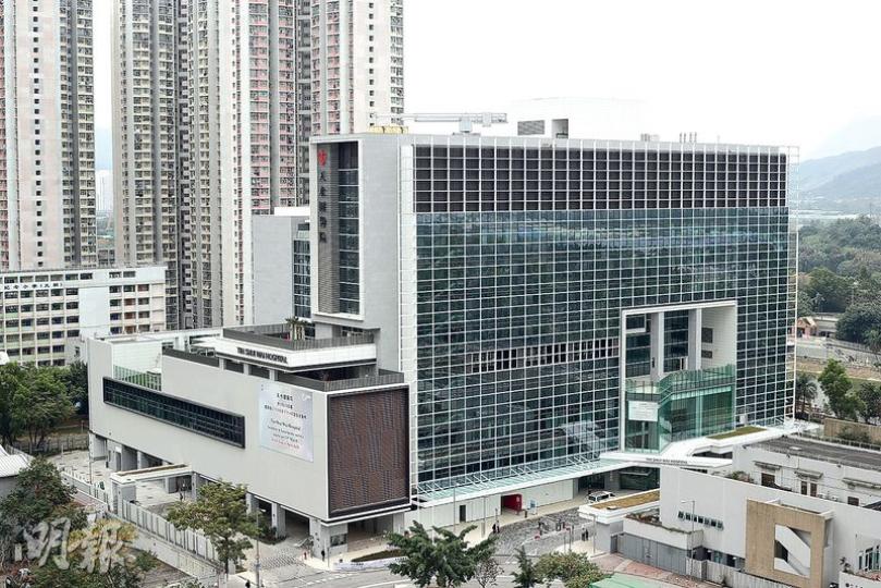 位於天壇街的天水圍醫院昨日啟用,不少地方採用落地玻璃設計,令室內較多自然光,病人亦可望到院外景色。(曾憲宗攝)天水圍醫院樓底高,予人寬敞感覺。圖為位於1樓的專科門診。(曾憲宗攝)黃小姐(右)昨陪婆婆(左)到天水圍醫院看醫生。家住濕地公園附近的黃說,過往到屯門醫院覆診,乘輕鐵要40至45分鐘,現到天水圍醫院,乘數個站輕鐵,到頌富站再步行5至10分鐘便到達。(曾憲宗攝) 位於天壇街的天水圍醫院昨日啟用,不少地方採用落地玻璃設計,令室內較多自然光,病人亦可望到院外景色。(曾憲宗攝)天水圍醫院樓底高,予人寬敞感覺。圖為位於1樓的專科門診。(曾憲宗攝)黃小姐(右)昨陪婆婆(左)到天水圍醫院看醫生。家住濕地公園附近的黃說,過往到屯門醫院覆診,乘輕鐵要40至45分鐘,現到天水圍醫院,乘數個站輕鐵,到頌富站再步行5至10分鐘便到達。(曾憲宗攝)