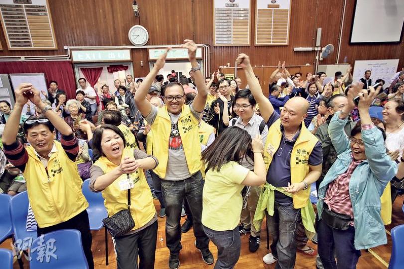 逾1500名博康邨居民周日迫爆會場,投票選出新一屆法團,當大會宣布關注組成員當選一刻,全場站立歡呼,最年輕的參選人王利明(左三)和其他當選委員連忙舉手合十,向街坊道謝。(曾憲宗攝)退休改衣師傅、新任法團委員黃悅琴(右一)說每天要不停派傳單,不少街坊會主動打氣和幫忙,令她感到跟街坊更接近,辛苦亦值得。(楊柏賢攝)關注組最年長參選人為年屆八十的葉有枝(中),成員不想他太勞累,常常着他坐下休息,笑言他為組內的「壽星公」。(曾憲宗攝) 逾1500名博康邨居民周日迫爆會場,投票選出新一屆法團,當大會宣布關注組成員當選一刻,全場站立歡呼,最年輕的參選人王利明(左三)和其他當選委員連忙舉手合十,向街坊道謝。(曾憲宗攝)退休改衣師傅、新任法團委員黃悅琴(右一)說每天要不停派傳單,不少街坊會主動打氣和幫忙,令她感到跟街坊更接近,辛苦亦值得。(楊柏賢攝)關注組最年長參選人為年屆八十的葉有枝(中),成員不想他太勞累,常常着他坐下休息,笑言他為組內的「壽星公」。(曾憲宗攝)
