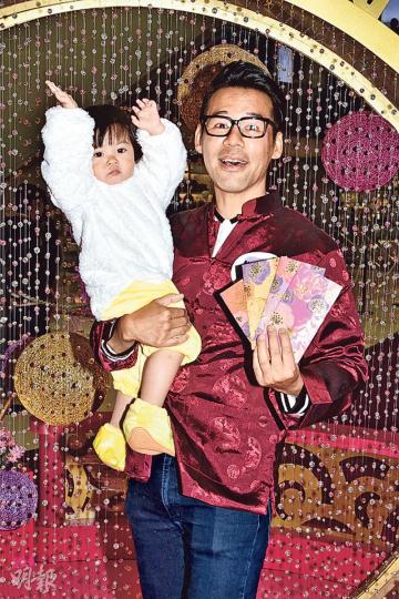 徐榮抱着愛女「馬家好」父女檔上陣拍賀年廣告,包包即場扮可愛小雞萌爆。(攝影:孫華中) 徐榮抱着愛女「馬家好」父女檔上陣拍賀年廣告,包包即場扮可愛小雞萌爆。(攝影:孫華中)