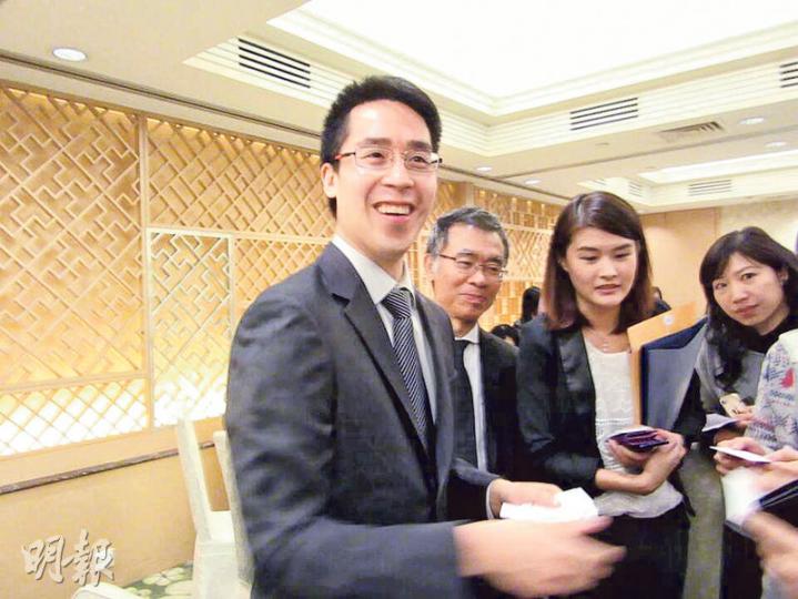 新地執行董事郭基煇(左一)表示,為解決年輕人上樓問題,政府宜增加公屋及居屋供應,同時亦宜在按揭保險方面着手,放寬及提供多些低息貸款。(陳偉燊攝) 新地執行董事郭基煇(左一)表示,為解決年輕人上樓問題,政府宜增加公屋及居屋供應,同時亦宜在按揭保險方面着手,放寬及提供多些低息貸款。(陳偉燊攝)