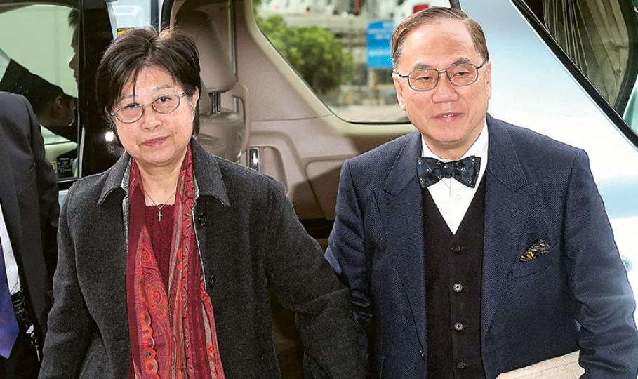 前特首曾蔭權(右)被控藉公職作出不當行為及行政長官接受利益罪,他昨偕同妻子鮑笑薇(左)前往高等法院應訊。控方指曾蔭權批出聲音廣播牌照以換取退休後居於豪華大宅,是以權謀私。(李紹昌攝) 前特首曾蔭權(右)被控藉公職作出不當行為及行政長官接受利益罪,他昨偕同妻子鮑笑薇(左)前往高等法院應訊。控方指曾蔭權批出聲音廣播牌照以換取退休後居於豪華大宅,是以權謀私。(李紹昌攝)