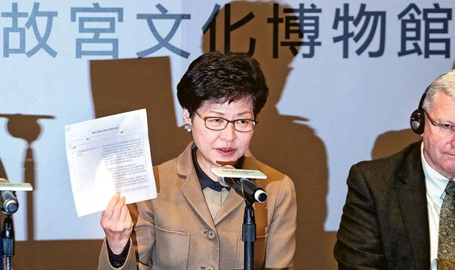 林鄭月娥表示,當局製作了一份長達16頁、共32條問題的回應,涵蓋選址、委聘設計顧問、工程造價或營運資金、保密原因、康文署的「故宮全接觸」活動、公眾諮詢六大部分,並樂意公開有關MPV研究的顧問報告,供立法會議員在保密安排下參考。(李紹昌攝) 林鄭月娥表示,當局製作了一份長達16頁、共32條問題的回應,涵蓋選址、委聘設計顧問、工程造價或營運資金、保密原因、康文署的「故宮全接觸」活動、公眾諮詢六大部分,並樂意公開有關MPV研究的顧問報告,供立法會議員在保密安排下參考。(李紹昌攝)