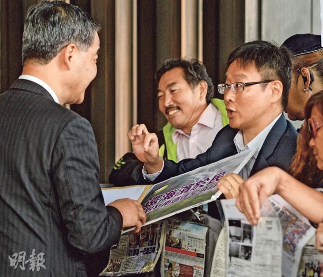 公民黨陳家洛(右)噚日就地區議題去行會請願,點知特首梁振英(左)就至少三次問佢:「呢度係五星紅旗飄揚嘅地方,你喺度做乜嘢?」 (劉焌陶攝) 公民黨陳家洛(右)噚日就地區議題去行會請願,點知特首梁振英(左)就至少三次問佢:「呢度係五星紅旗飄揚嘅地方,你喺度做乜嘢?」 (劉焌陶攝)