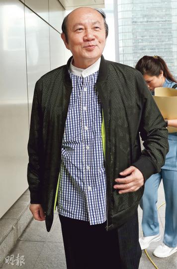 立法會前議員詹培忠(圖)於2014年到亞視節目分享賭波「必勝方程式」,事後被《蘋果日報》專欄指他是「傻佬」、「懵佬」,他遂興訟控告《蘋果》誹謗。案件昨開審,詹在看護陪同下抵達法庭。(李紹昌攝)為《蘋果日報》撰寫涉案專欄的梁栢堅(圖),昨於庭上承認詹培忠的賭波方程式理論上可行,但須有龐大本金。他又指世界盃決賽周共有64場賽事,若首次下注10元,直至第30場仍未有和局,所需本金便高達80億元,非一般人可承受。(黃建邦攝) 立法會前議員詹培忠(圖)於2014年到亞視節目分享賭波「必勝方程式」,事後被《蘋果日報》專欄指他是「傻佬」、「懵佬」,他遂興訟控告《蘋果》誹謗。案件昨開審,詹在看護陪同下抵達法庭。(李紹昌攝)為《蘋果日報》撰寫涉案專欄的梁栢堅(圖),昨於庭上承認詹培忠的賭波方程式理論上可行,但須有龐大本金。他又指世界盃決賽周共有64場賽事,若首次下注10元,直至第30場仍未有和局,所需本金便高達80億元,非一般人可承受。(黃建邦攝)