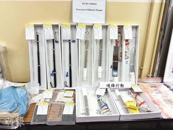 警方過去一周的「峻鋒」反黑行動中,檢獲大批牛肉刀、西瓜刀、開山刀、已開鋒武術劍、鐵通及伸縮警棍等武器。(衛永康攝)警方破獲多個賭檔中,檢獲大批遊戲卡、遊戲機及計數機等證物。(陳柔雅攝) 警方過去一周的「峻鋒」反黑行動中,檢獲大批牛肉刀、西瓜刀、開山刀、已開鋒武術劍、鐵通及伸縮警棍等武器。(衛永康攝)警方破獲多個賭檔中,檢獲大批遊戲卡、遊戲機及計數機等證物。(陳柔雅攝)