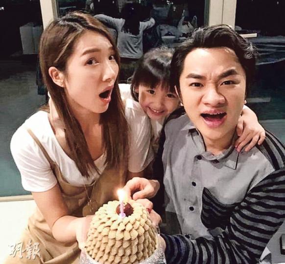 王祖藍與老婆李亞男捧着蛋糕慶祝表情搞笑,中間是祖藍的侄女。(微博圖片) 王祖藍與老婆李亞男捧着蛋糕慶祝表情搞笑,中間是祖藍的侄女。(微博圖片)