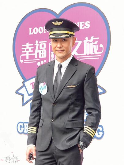 陳展鵬昨日以飛機師造型出席商場活動,否認跟無綫傾續約時獅子開大口扭加薪。(攝影鎅O者﹕楊安莉) 陳展鵬昨日以飛機師造型出席商場活動,否認跟無綫傾續約時獅子開大口扭加薪。(攝影鎅O者﹕楊安莉)