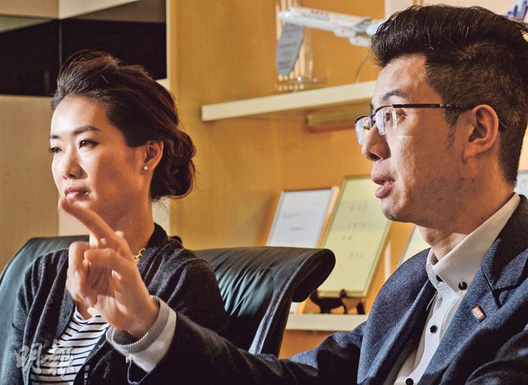 縱橫遊行政總裁袁振寧（右）稱，廉航與網上旅行社興起拉升自由行人數，但傳統旅行社仍有較大發展空間。旁為財務總監韓佩君。（劉焌陶攝）