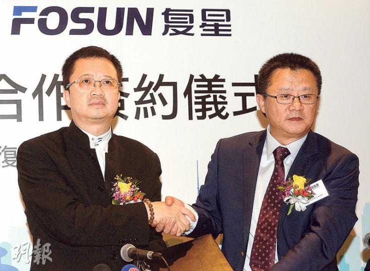 復星集團副董事長兼首席執行官梁信軍（左）與中金投集團行政總裁羅銳（右）簽約策略性入股及合作，梁信軍稱，已重組完成的旅遊文化業務，擬於今年上半年上市前融資；健康產業亦擬分拆上市。（劉焌陶攝）