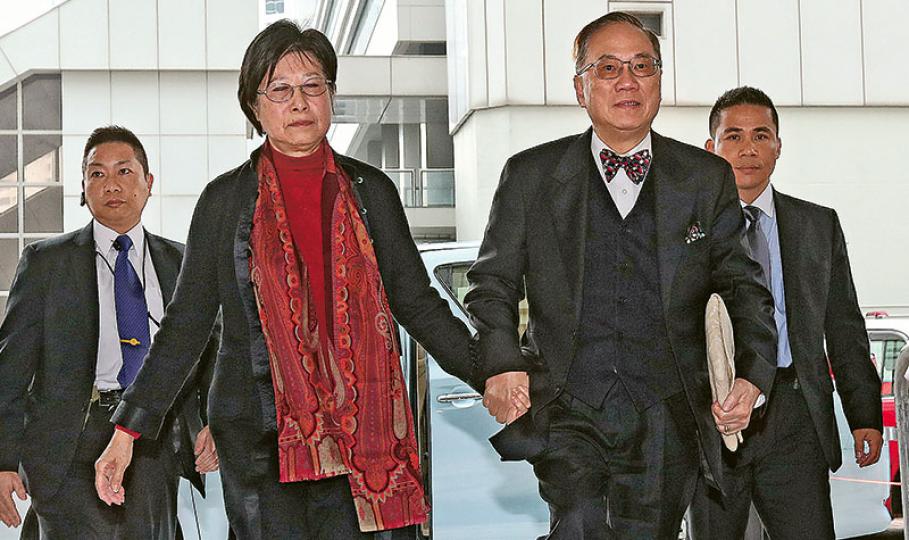 前行政長官曾蔭權（前右）被控行政長官接受利益罪及公職人員行為失當罪，案件昨在高等法院續審。曾太鮑笑薇（前左）如常陪同丈夫到庭，兩人手牽手步入法院。（李紹昌攝）