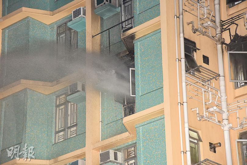葵涌邨合葵樓一單位昨凌晨疑廳中電熱水壺短路引起火警，其間逾百居民緊急疏散，消防員趕至破門入屋射水灌救，其間救出一名傷者送院治理。（蔡方山攝）