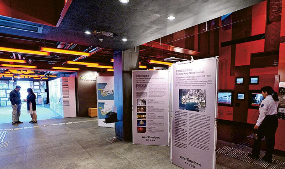 西九管理局昨展開故宮文化博物館諮詢，並在中環展城館舉辦展覽，在場內設12塊展板簡介故宮項目的資料。首日展覽人流淡靜，記者昨日在展場中逗留半天，見人流稀少。西九管理局昨日未能提供全日參觀人數。（楊柏賢攝）退休高等法院法官王式英昨到場參觀故宮博物館諮詢展覽，他批評展覽資訊不足，又認為政府早已決定建館，市民無權推翻，是次非真正諮詢。（蘇智鑫攝）