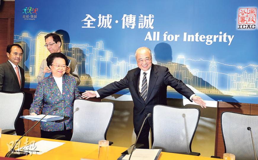 負責監察廉署運作的4個諮詢委員會昨舉行記者會，總結廉署去年接獲的貪污舉報情况。圖右起為貪污問題諮詢委員會主席周松崗、審查貪污舉報諮詢委員會主席譚惠珠、社區關係市民諮詢委員會主席唐偉章，以及防止貪污諮詢委員會主席區嘯翔。（李紹昌攝）