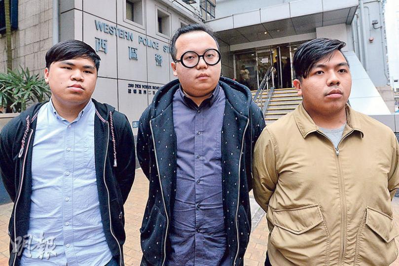 香港眾志成員林朗彥（右）與林淳軒（中），以及大專政改關注組成員盧德昌（左）昨清晨分別在家中被警方上門拘捕，3人昨午在西區警署獲准保釋。（楊柏賢攝）香港眾志立法會議員羅冠聰（右四）日前在機場遇襲，香港眾志與社民連及其他民主派議員昨到灣仔警察總部集會，抗議警方執法不力。羅冠聰表示，其中一個襲擊者去年10月曾涉嫌襲擊社民連副主席黃浩銘，惟當時報警後便沒有下文。羅冠聰昨向警方代表遞信，望警方積極調查。（李紹昌攝）