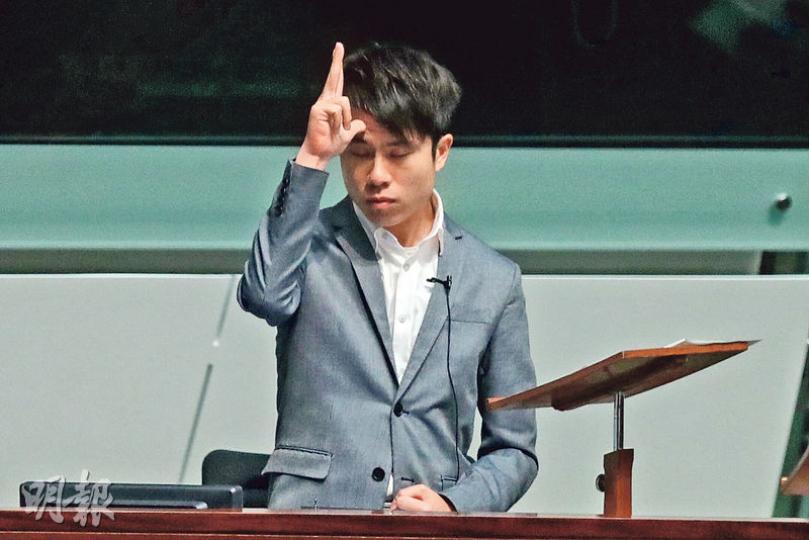 民主黨鄺俊宇噚日喺發言結束時，用手語表達「爭取手語成為官方語言」。（郭慶輝攝）公民黨郭榮鏗用手語表達提出規程問題，不過主席梁君彥就似乎唔多睇得明啦。（郭慶輝攝）