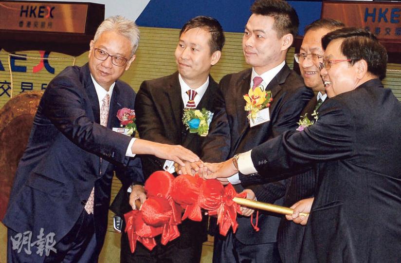 昨日共有5間公司掛牌上市,左起為縱橫遊主席袁士強、樂嘉思控股行政總裁林瑞華、慕容控股主席鄒格兵、九台農商銀行董事長高兵、億仕登控股總裁張子鈞參加敲鑼儀式。 (劉焌陶攝) 昨日共有5間公司掛牌上市,左起為縱橫遊主席袁士強、樂嘉思控股行政總裁林瑞華、慕容控股主席鄒格兵、九台農商銀行董事長高兵、億仕登控股總裁張子鈞參加敲鑼儀式。 (劉焌陶攝)