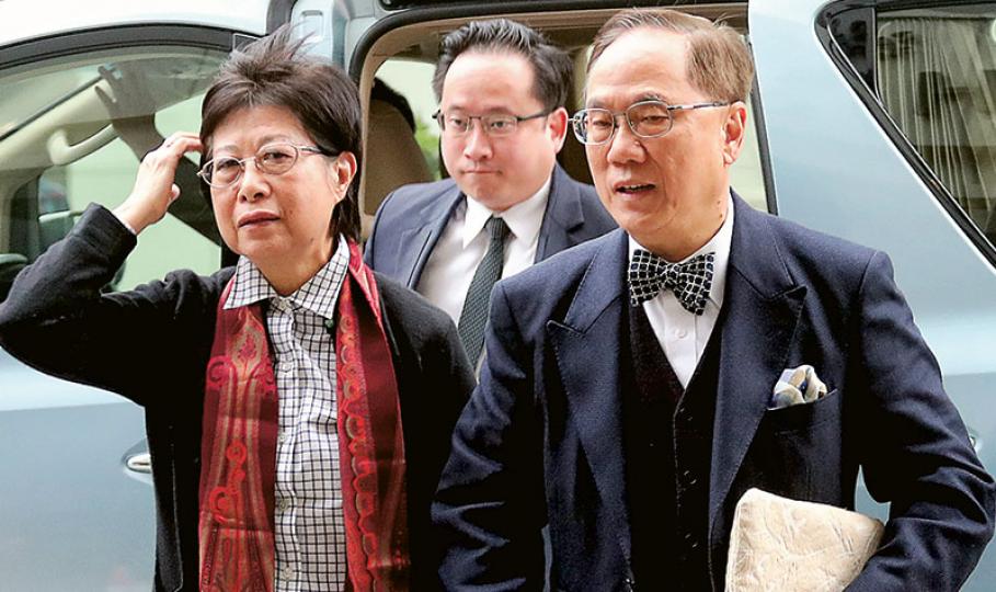 前行政長官曾蔭權(右)被控行政長官接受利益罪及公職人員行為失當罪,他與妻子鮑笑薇(左)手牽手步入高等法院應訊。曾的幼子曾慶淳(中)昨首度到庭旁聽。(郭慶輝攝) 前行政長官曾蔭權(右)被控行政長官接受利益罪及公職人員行為失當罪,他與妻子鮑笑薇(左)手牽手步入高等法院應訊。曾的幼子曾慶淳(中)昨首度到庭旁聽。(郭慶輝攝)