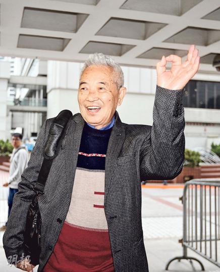 有「長洲覆核王」之稱的郭卓堅(圖)昨於庭外透露未獲法援,但他輕鬆地說:「遲早要破產㗎啦……有乜所謂啫,(錢財)帶唔到走㗎嘛。」(郭慶輝攝) 有「長洲覆核王」之稱的郭卓堅(圖)昨於庭外透露未獲法援,但他輕鬆地說:「遲早要破產㗎啦……有乜所謂啫,(錢財)帶唔到走㗎嘛。」(郭慶輝攝)