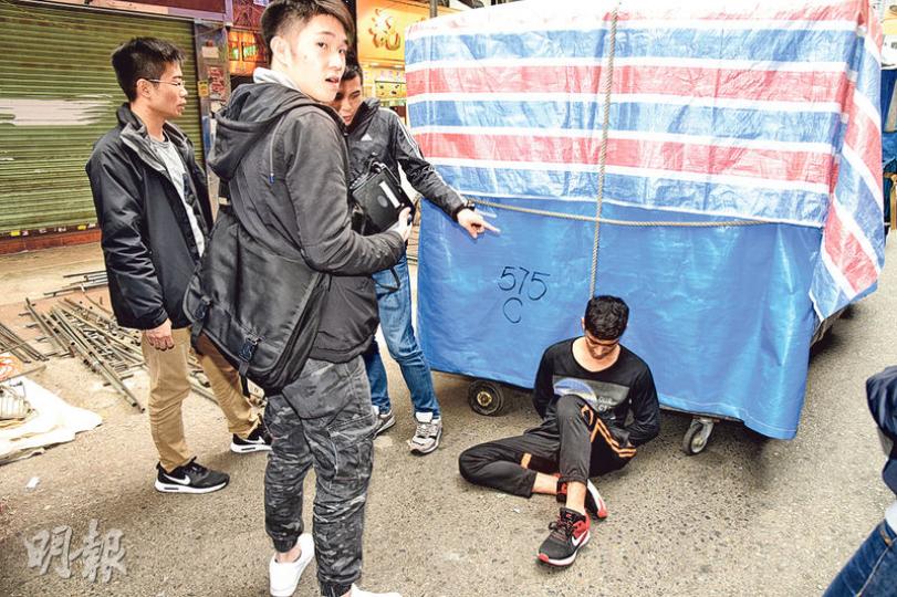 入境處及警方昨於旺角「女人街」拘捕6名黑工,疑收錢替排檔早晚搭棚及拆棚。(蔡方山攝) 入境處及警方昨於旺角「女人街」拘捕6名黑工,疑收錢替排檔早晚搭棚及拆棚。(蔡方山攝)