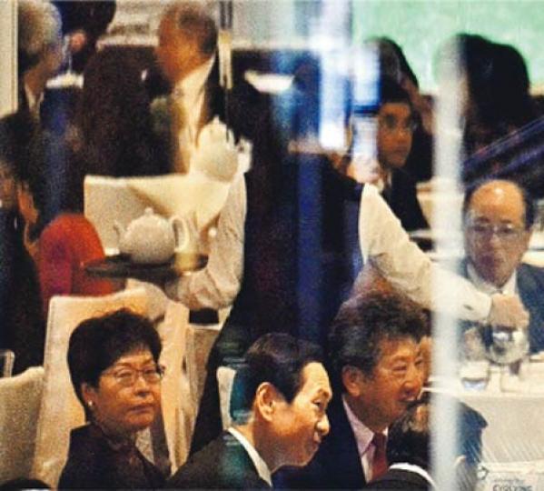 政務司長林鄭月娥(左一)昨午出席政府內部研討會,盛傳是林鄭月娥競選辦主任的行會成員陳智思則擔任午餐會演講嘉賓,林鄭月娥在陳智思發言後,再發表「臨別感言」,向在場人士透露自己早上已向特首請辭。午宴上,陳智思(左二)與任講者的湯家驊(左三),分坐林太兩旁。(馮凱鍵攝) 政務司長林鄭月娥(左一)昨午出席政府內部研討會,盛傳是林鄭月娥競選辦主任的行會成員陳智思則擔任午餐會演講嘉賓,林鄭月娥在陳智思發言後,再發表「臨別感言」,向在場人士透露自己早上已向特首請辭。午宴上,陳智思(左二)與任講者的湯家驊(左三),分坐林太兩旁。(馮凱鍵攝)
