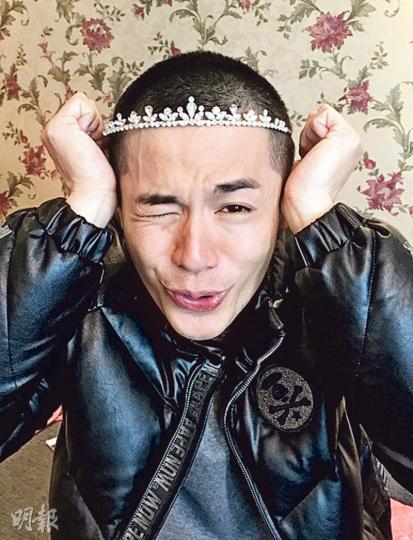 楊怡上載謙仔戴「金剛箍」扮被罰的照片。(微博圖片) 楊怡上載謙仔戴「金剛箍」扮被罰的照片。(微博圖片)