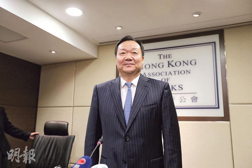 銀行公會主席岳毅預料,今年業界會繼續投放資源在按揭業務上,預料整體按揭餘額仍會增長,不過由於美國加息後,銀行資金成本上升,預料按揭息率難再大幅下調。(李紹昌攝) 銀行公會主席岳毅預料,今年業界會繼續投放資源在按揭業務上,預料整體按揭餘額仍會增長,不過由於美國加息後,銀行資金成本上升,預料按揭息率難再大幅下調。(李紹昌攝)