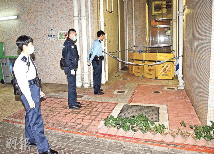 跳樓青年伏屍大廈天井地面,警員到場後圍封死者遺體,等候仵工到場將其舁走。(蔡方山攝) 跳樓青年伏屍大廈天井地面,警員到場後圍封死者遺體,等候仵工到場將其舁走。(蔡方山攝)