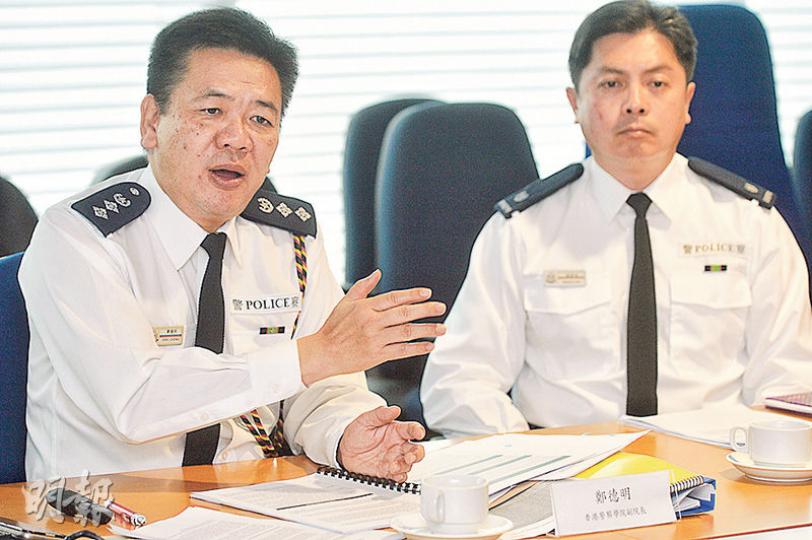 警察學院副院長鄭德明(左)表示,這次與劍橋大學合辦的碩士課程,警方內部每年度將保送12名高級督察以上職級的人員修讀。圖右為警察學院專項研修學校學習服務科警司駱偉略。(蘇智鑫攝) 警察學院副院長鄭德明(左)表示,這次與劍橋大學合辦的碩士課程,警方內部每年度將保送12名高級督察以上職級的人員修讀。圖右為警察學院專項研修學校學習服務科警司駱偉略。(蘇智鑫攝)