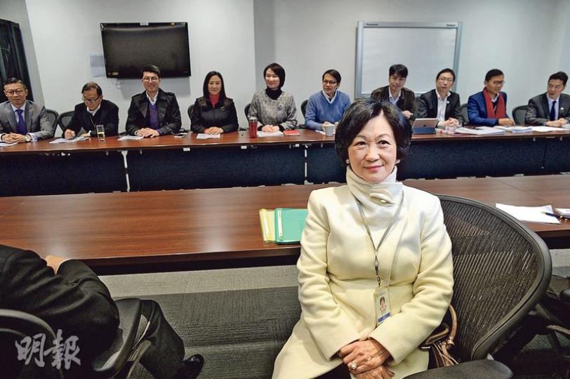 葉劉淑儀(前)昨與民建聯立法會議員會面,談參選政綱及理念。民建聯主席李慧琼表示,葉劉淑儀與民建聯的施政理念接近,但會面只有約1小時,認為要民建聯表態是否支持任何一名參選人仍言之尚早。(鍾林枝攝) 葉劉淑儀(前)昨與民建聯立法會議員會面,談參選政綱及理念。民建聯主席李慧琼表示,葉劉淑儀與民建聯的施政理念接近,但會面只有約1小時,認為要民建聯表態是否支持任何一名參選人仍言之尚早。(鍾林枝攝)