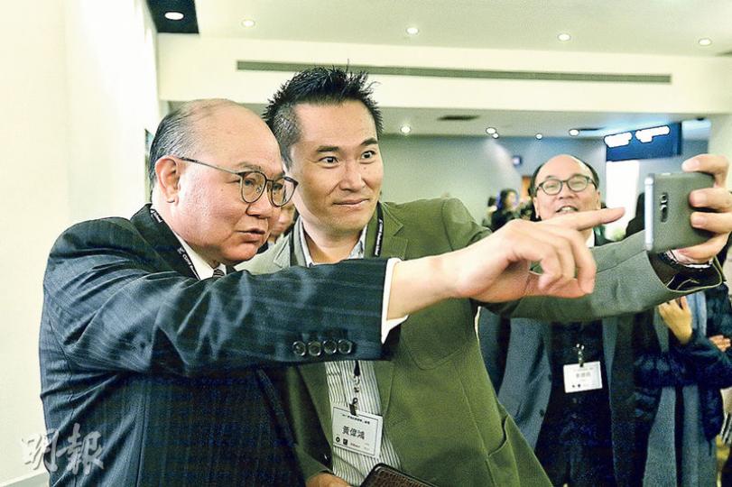 表明參選特首的胡國興(左一)昨晨出席一個政經發展論壇,與出席人士自拍。(楊柏賢攝)葉劉淑儀(前排右二)昨日出席融樂會的活動,與約40名少數族裔人士會晤,氣氛良好。(楊柏賢攝) 表明參選特首的胡國興(左一)昨晨出席一個政經發展論壇,與出席人士自拍。(楊柏賢攝)葉劉淑儀(前排右二)昨日出席融樂會的活動,與約40名少數族裔人士會晤,氣氛良好。(楊柏賢攝)